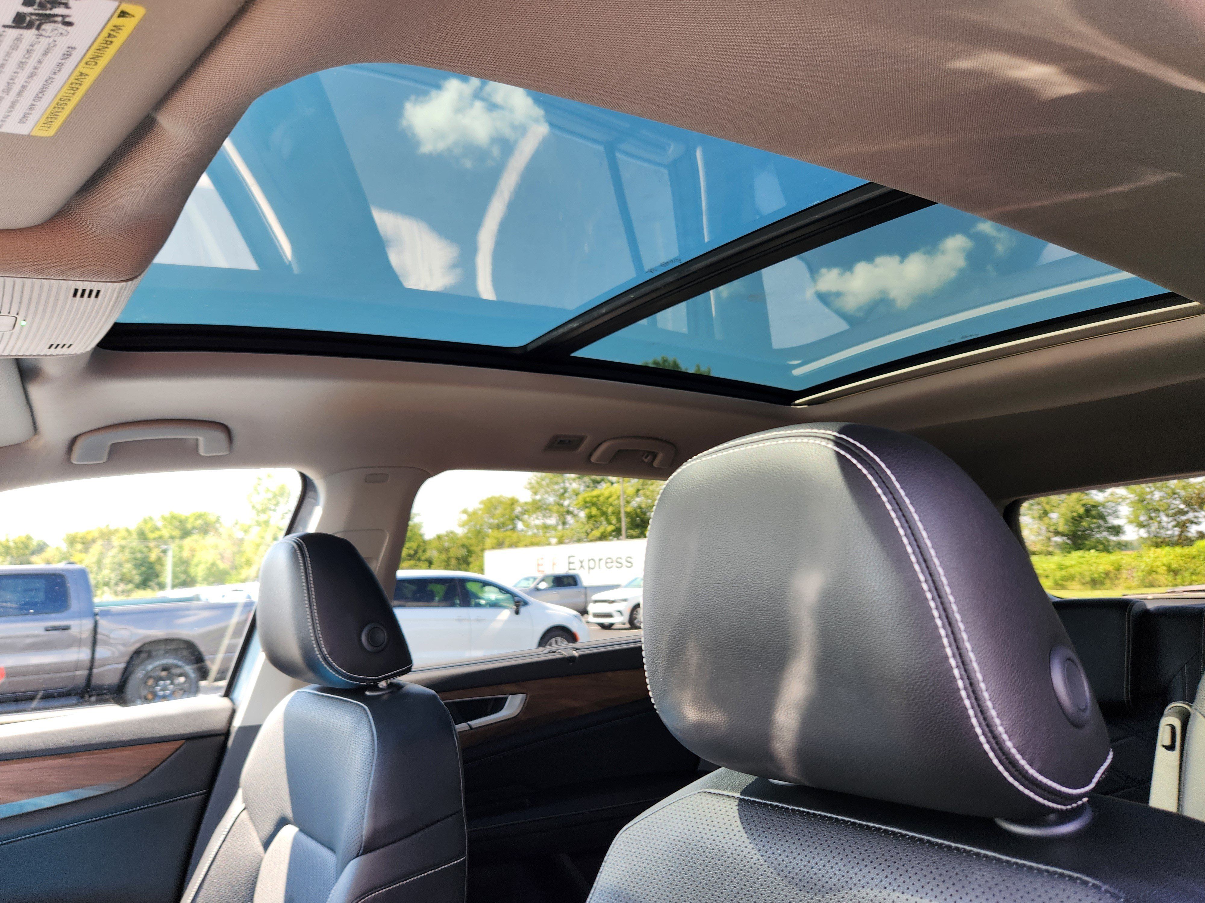 Used 2024 Volkswagen Atlas SE w/ Panoramic Sunroof Package FWD image 25