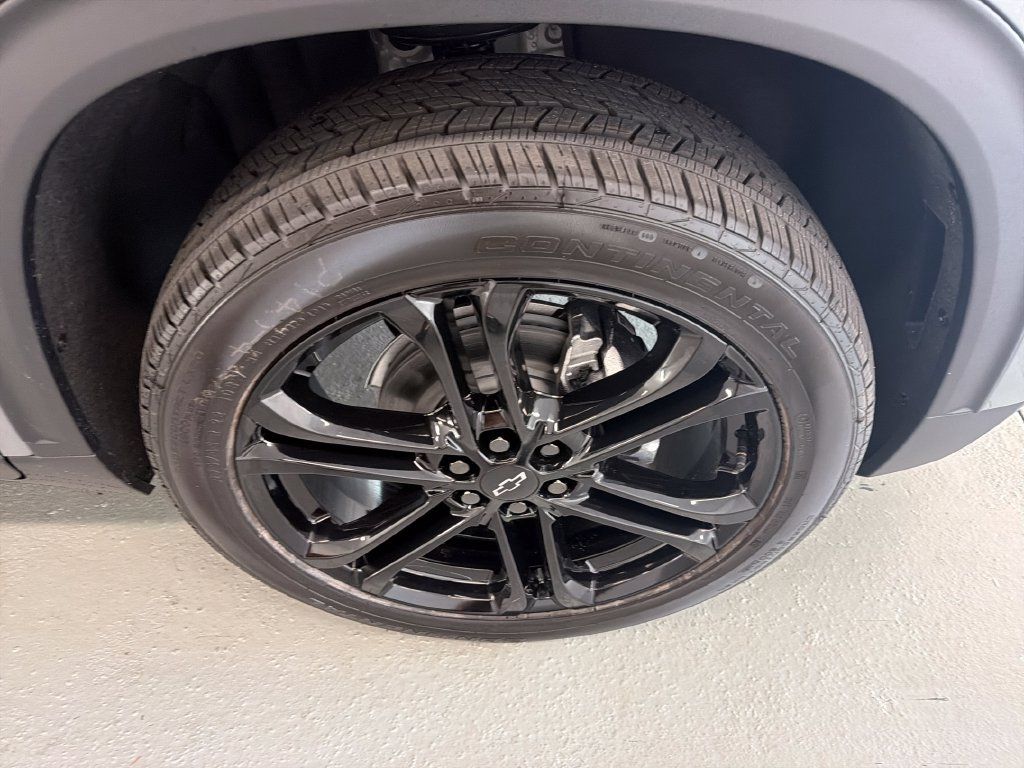 New 2027 Chevrolet Traverse LT FWD image 4