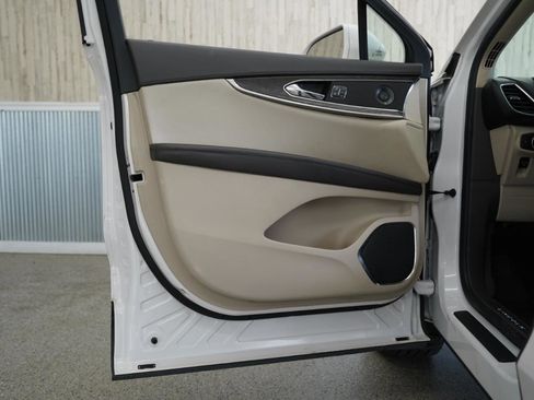 Used 2019 Lincoln Nautilus Reserve w/ Driver Assistance Package image 28