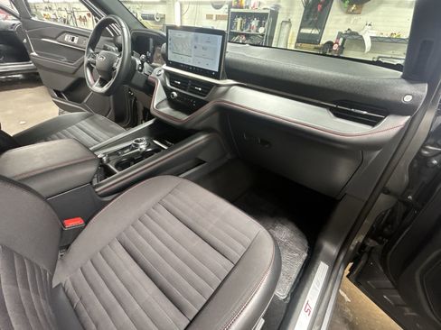 Used 2025 Ford Explorer ST-Line w/ ST-Line Street Pack image 30