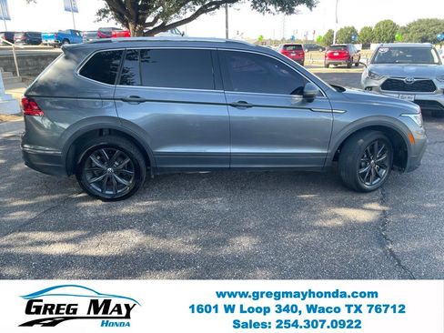 Used 2024 Volkswagen Tiguan SE w/ Panoramic Sunroof Package FWD image 2