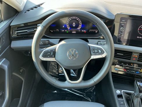 Used 2025 Volkswagen Jetta SE image 13