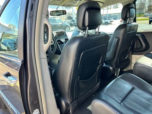 Used 2015 Chrysler Town & Country Touring w/ Driver Convenience Group image 21
