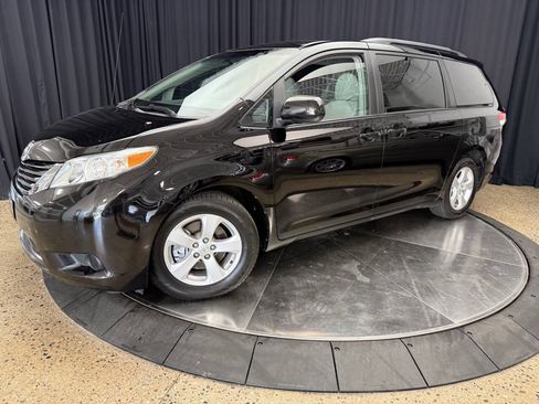 Used 2011 Toyota Sienna LE w/ Towing Pkg FWD image 3