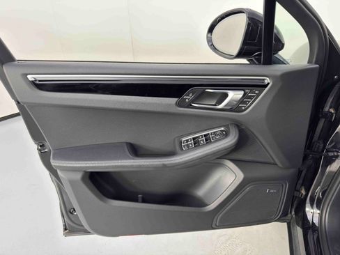 Used 2023 Porsche Macan w/ Premium Package Plus image 44