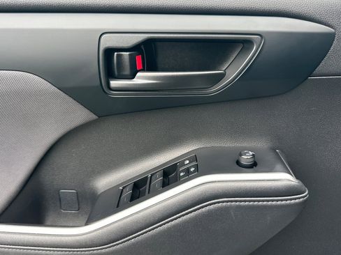 Certified 2024 Toyota Highlander LE AWD/4WD image 11