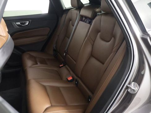 Used 2022 Volvo XC60 B5 Momentum AWD/4WD image 32