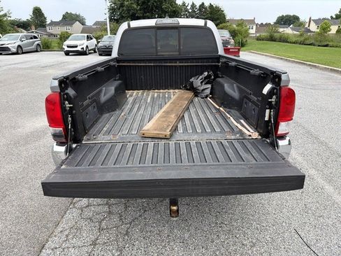 Used 2016 Toyota Tacoma SR5 w/ SR5 Appearance Package (SN) AWD/4WD image 5