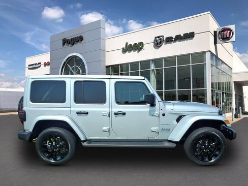 Used 2023 Jeep Wrangler Unlimited Sahara w/ Cold Weather Group AWD/4WD image 2