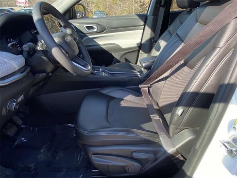 Used 2024 Jeep Compass Latitude image 13