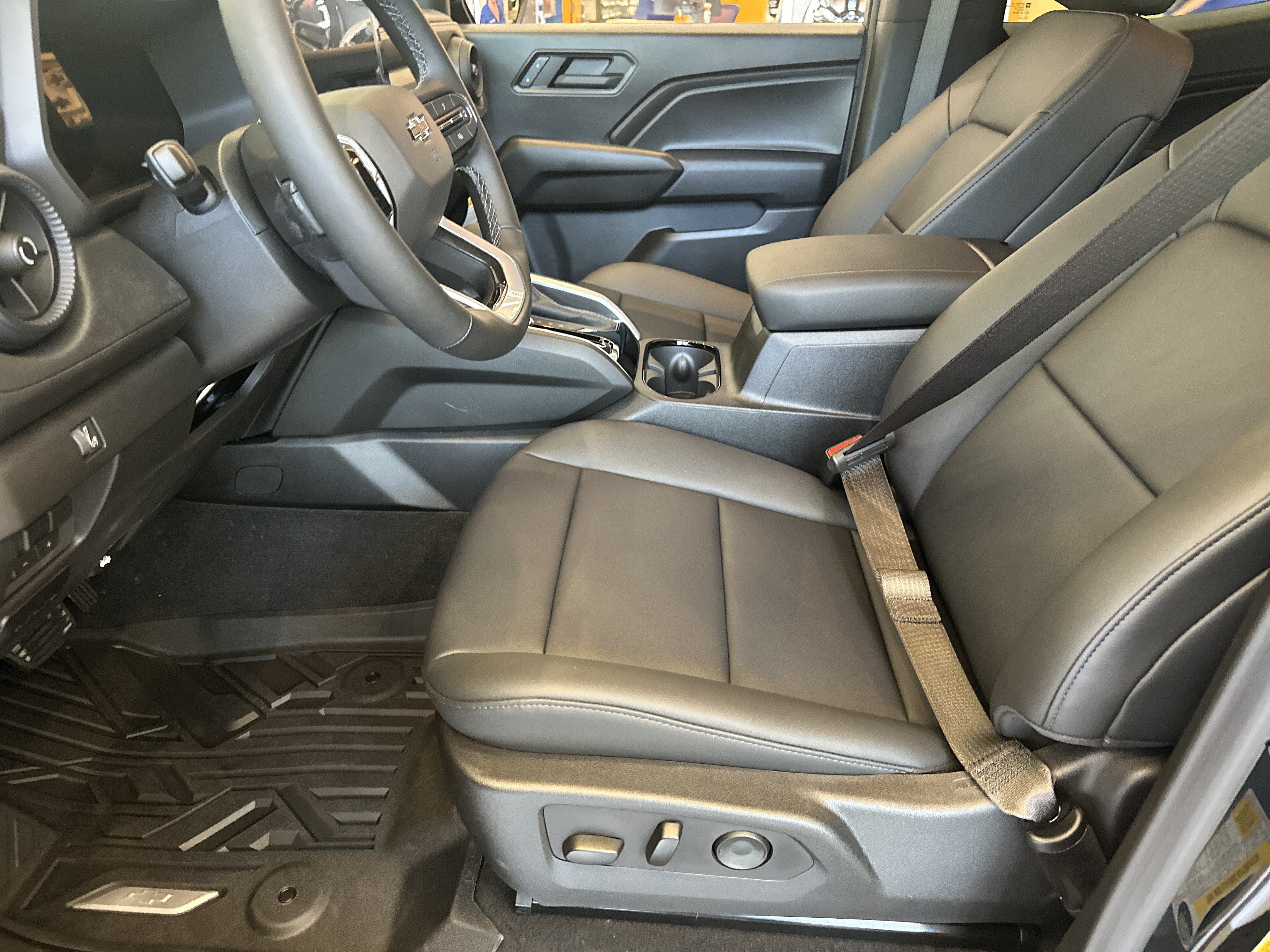 New 2026 Chevrolet Colorado Trail Boss w/ Off-Road Front Bumper Package AWD/4WD image 8