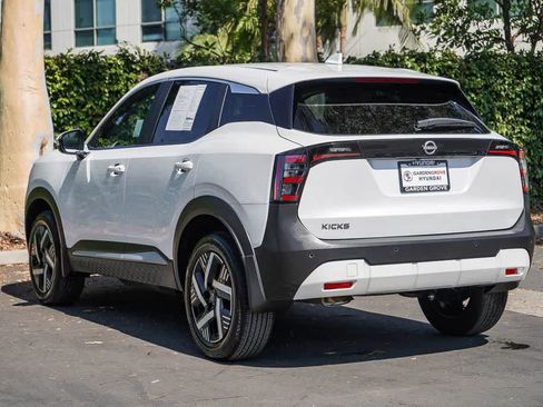 Used 2025 Nissan Kicks SV FWD image 2