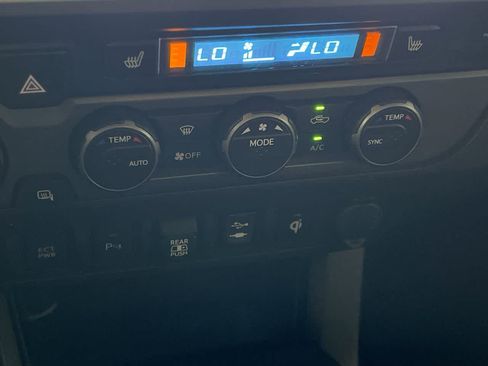 Used 2019 Toyota Tacoma TRD Sport w/ TRD Premium Sport Package AWD/4WD image 19