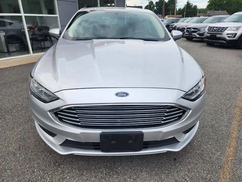 Used 2017 Ford Fusion SE FWD image 2