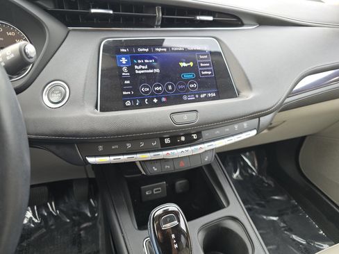 Used 2022 Cadillac XT4 Luxury w/ Cold Weather Package image 39