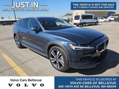 Used 2025 Volvo V60 B5 Cross Country Plus image 1