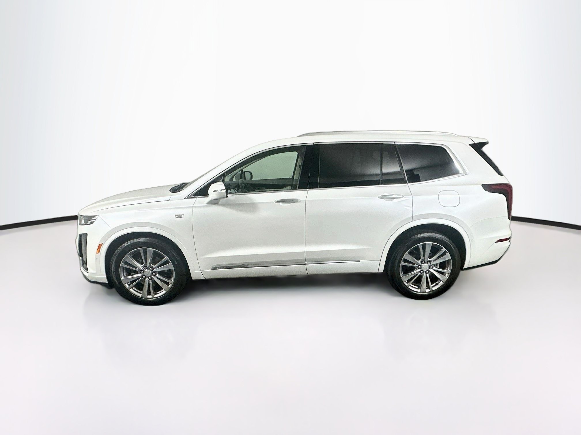 Used 2023 Cadillac XT6 Premium Luxury w/ Technology Package FWD image 4