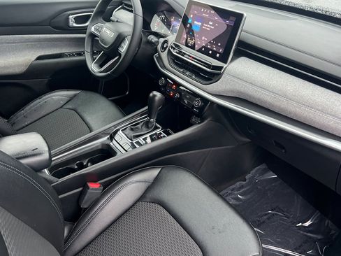 Used 2024 Jeep Compass Latitude image 17