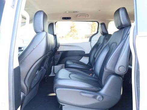Used 2024 Chrysler Pacifica Select image 22
