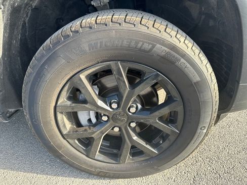 Used 2025 Jeep Grand Cherokee Altitude RWD image 4