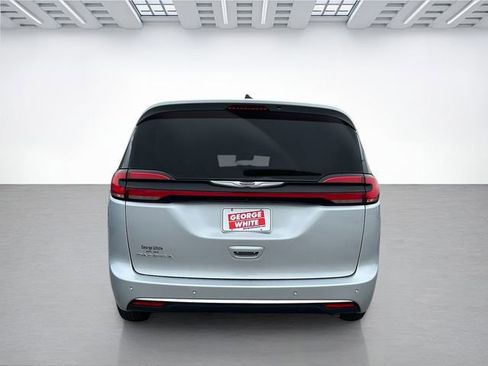 Used 2024 Chrysler Pacifica Touring-L image 5