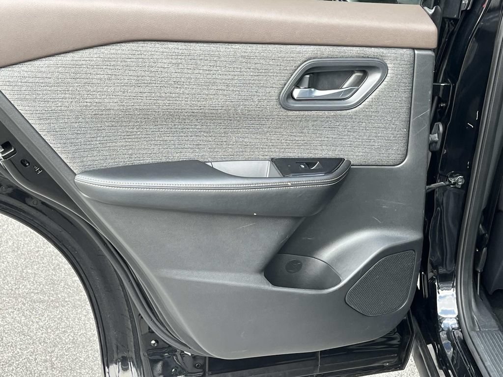 Used 2022 Nissan Rogue SV FWD image 17