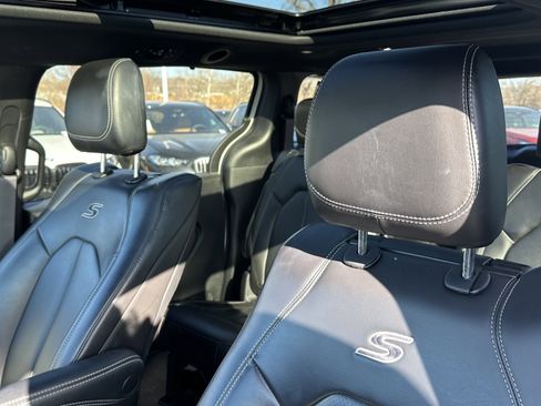 Used 2023 Chrysler Pacifica Touring-L w/ Uconnect Theater Family Group image 18