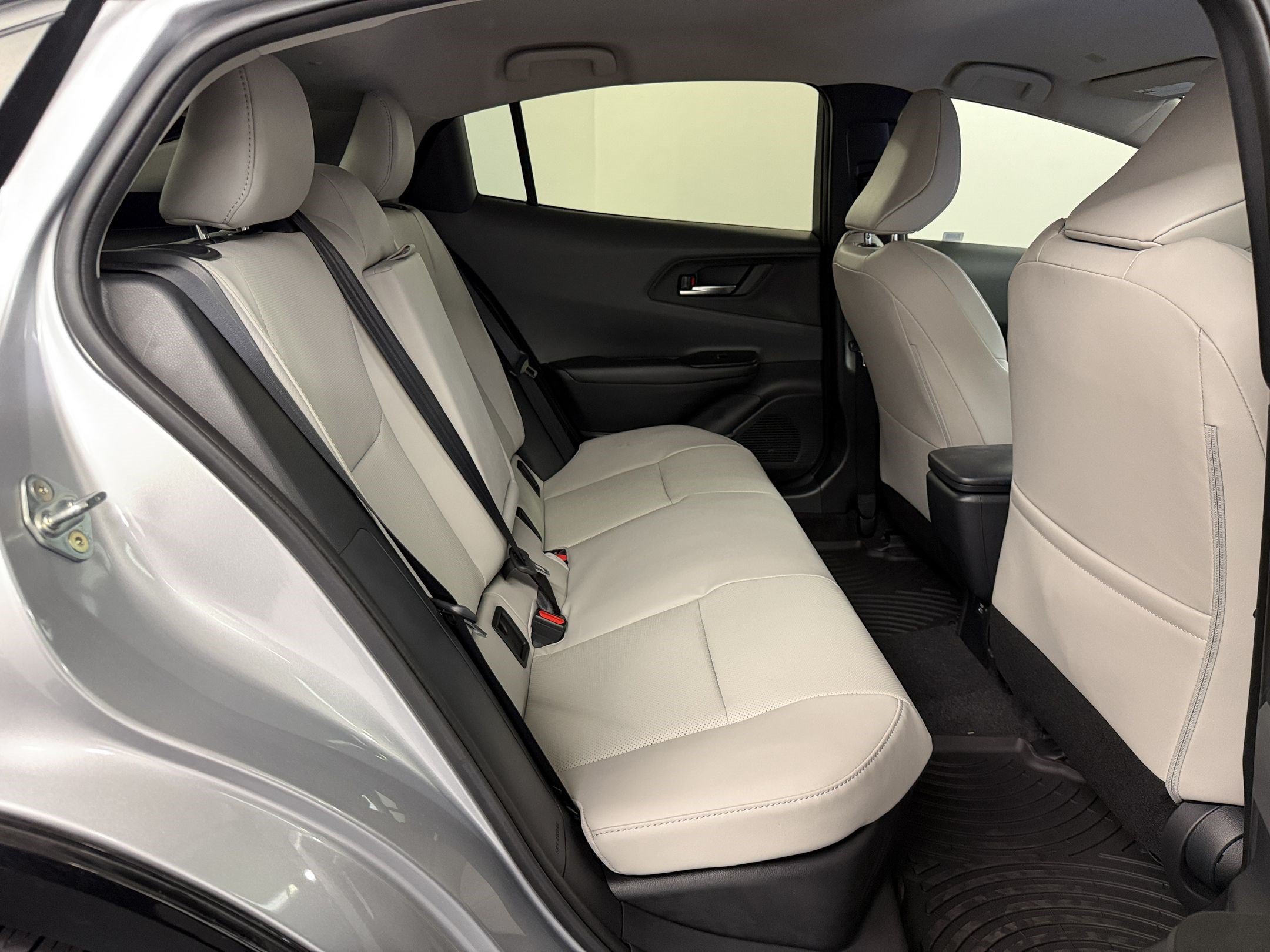 Used 2024 Toyota Prius XLE FWD image 30