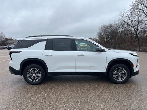 Used 2025 Chevrolet Traverse LT image 2