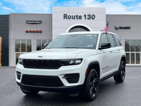 Used 2025 Jeep Grand Cherokee Altitude AWD/4WD image 2
