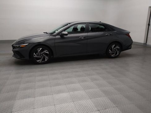 Used 2025 Hyundai Elantra SEL image 2