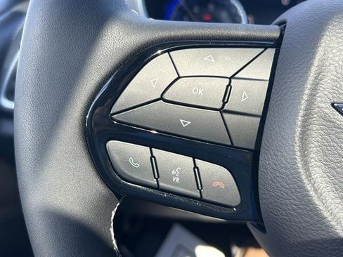 Used 2023 Chrysler Pacifica Touring-L w/ Uconnect Theater Family Group image 12