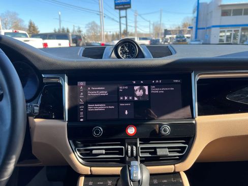 Used 2025 Porsche Macan image 27