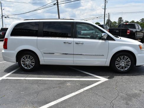 Used 2014 Chrysler Town & Country Touring-L w/ Driver Convenience Group FWD image 5