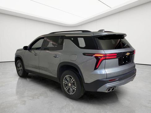Used 2025 Chevrolet Traverse LT FWD image 5