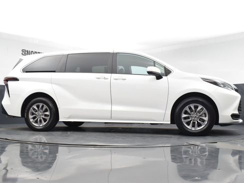 Used 2024 Toyota Sienna LE image 29
