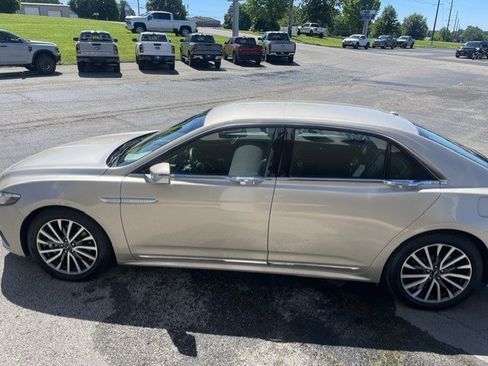 Used 2017 Lincoln Continental Select w/ Climate Package AWD/4WD image 2