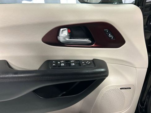 Used 2017 Chrysler Pacifica Limited FWD image 12