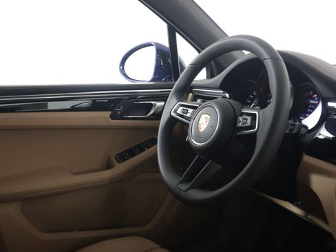 Certified 2025 Porsche Macan image 12
