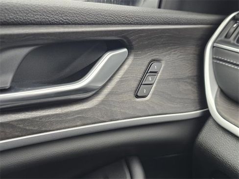 New 2025 Jeep Grand Cherokee Limited image 13