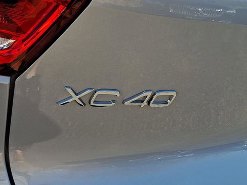 Certified 2023 Volvo XC40 B5 Ultimate w/ Climate Package image 30