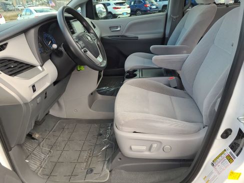 Used 2020 Toyota Sienna LE image 19