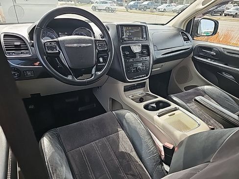 Used 2014 Chrysler Town & Country Touring-L image 17