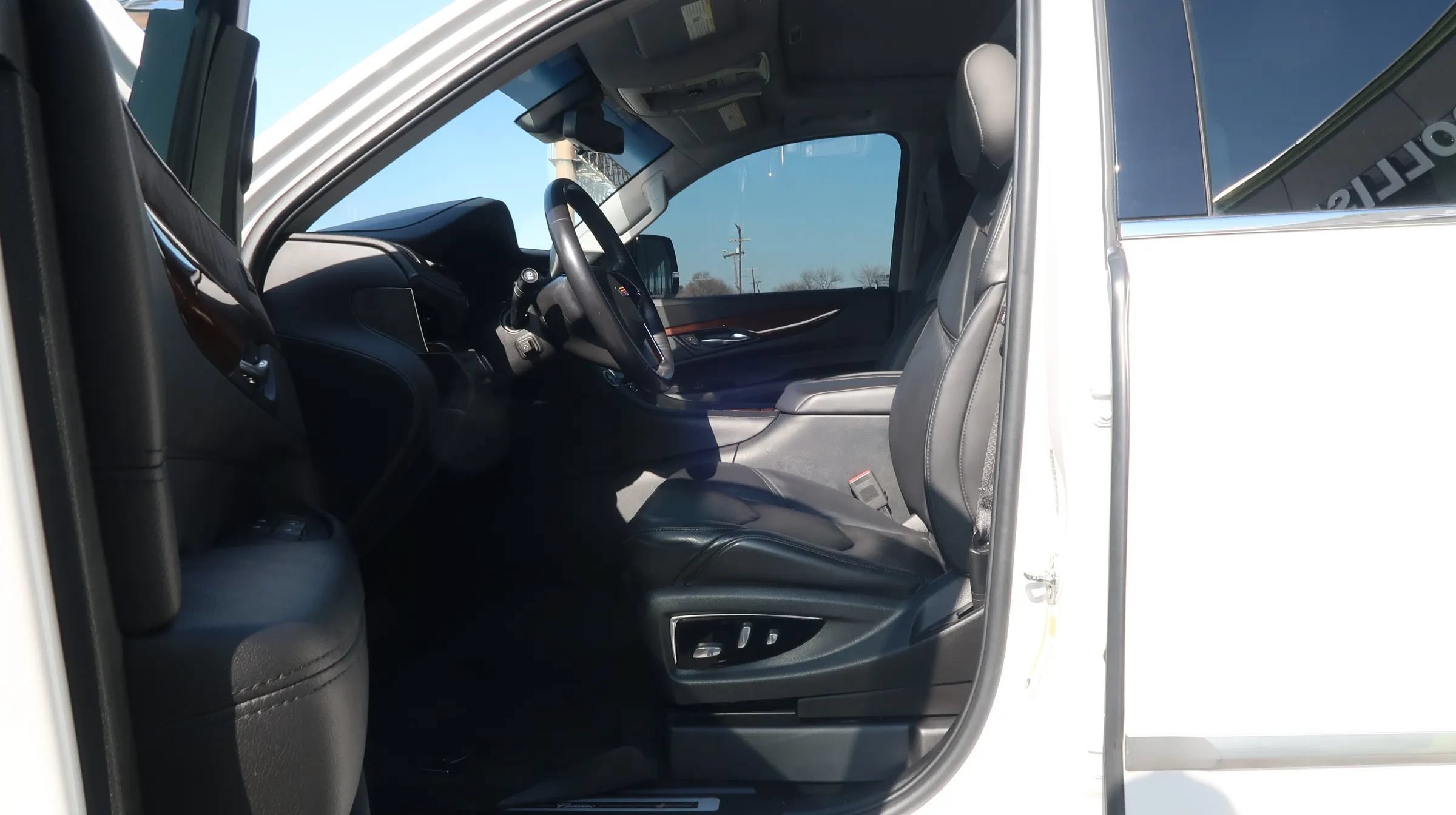 Used 2018 Cadillac Escalade Premium Luxury AWD/4WD image 16