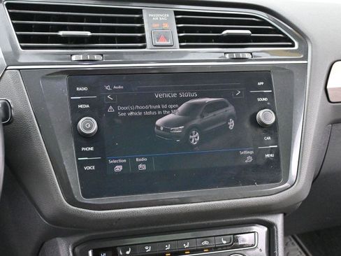 Used 2018 Volkswagen Tiguan SE w/ Panoramic Sunroof Package image 18