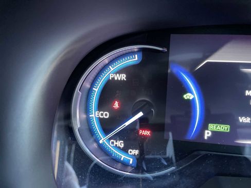 Used 2024 Toyota RAV4 SE image 11