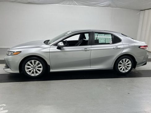 Used 2018 Toyota Camry LE FWD image 6