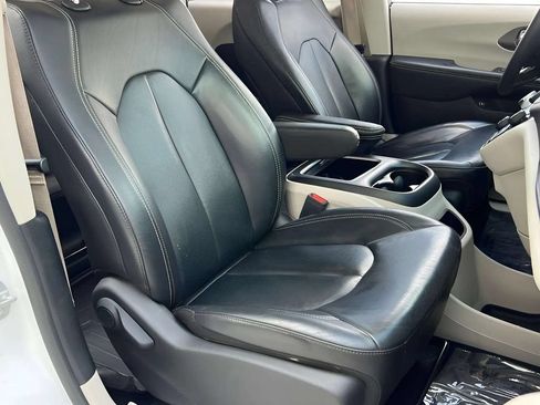 Used 2022 Chrysler Pacifica Touring-L FWD image 13