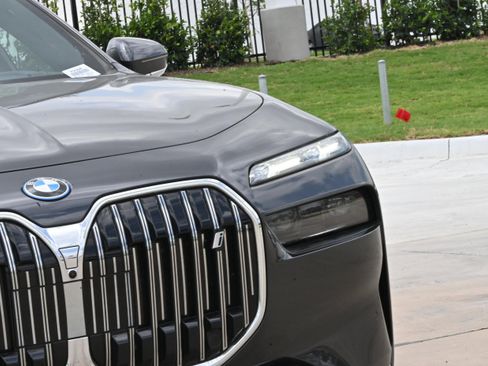 Certified 2024 BMW i7 eDrive50 w/ Executive Package RWD image 10