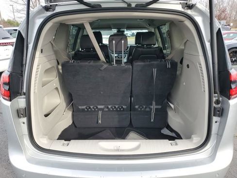 Used 2024 Chrysler Pacifica Touring-L FWD image 30
